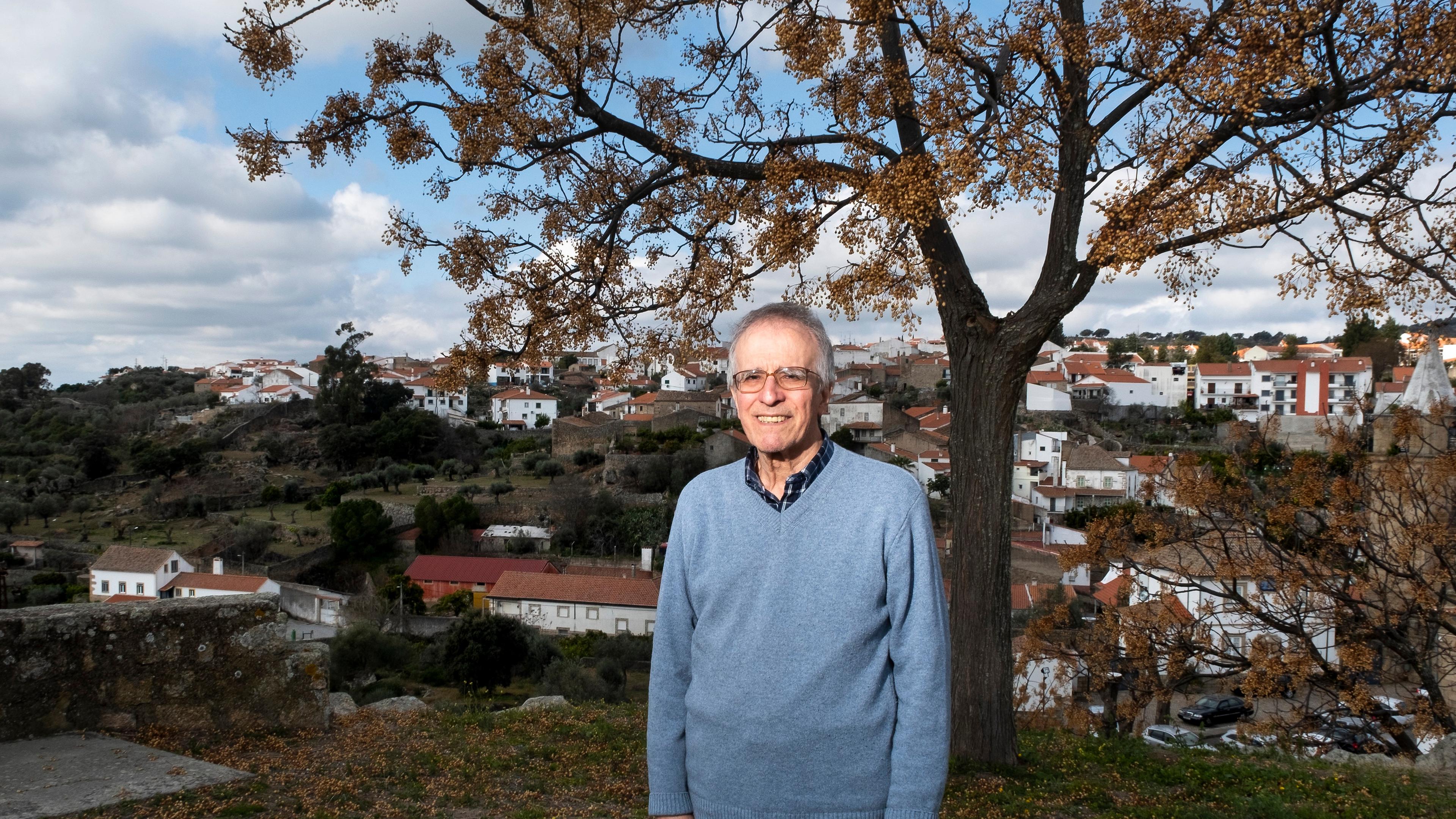 O padre português e amigo de Zeca Afonso que também fez da música